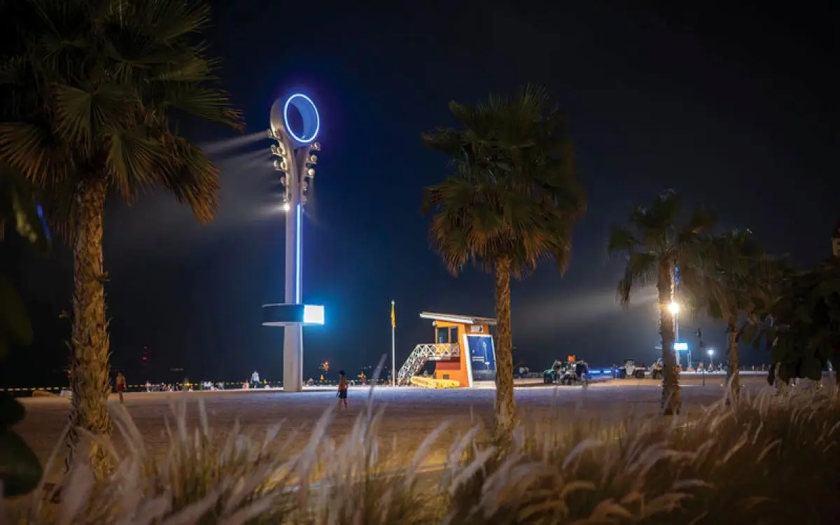 مليونان سبحوا في دبي ليلاً خلال 2025