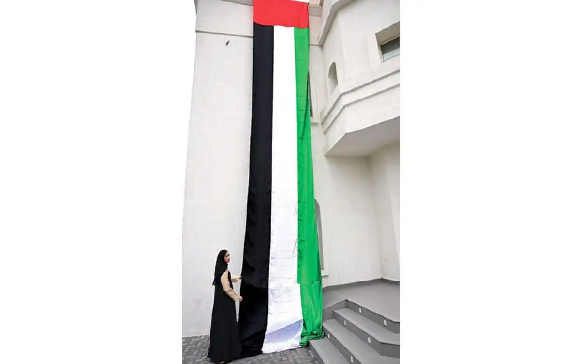 تغريدة تحوّل بيوت الإمارات ومحالها إلى رايات مشرعة