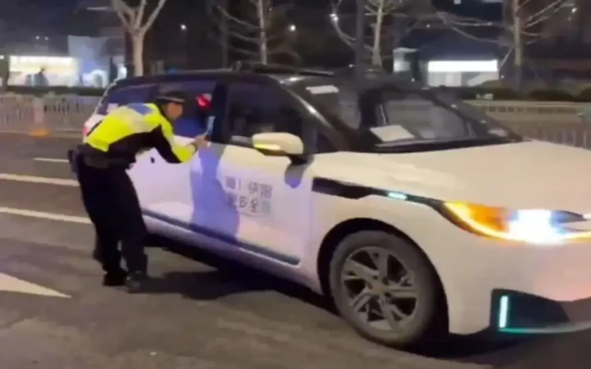 100 سيارة ذاتية القيادة تتجمد وتحبس ركابها!