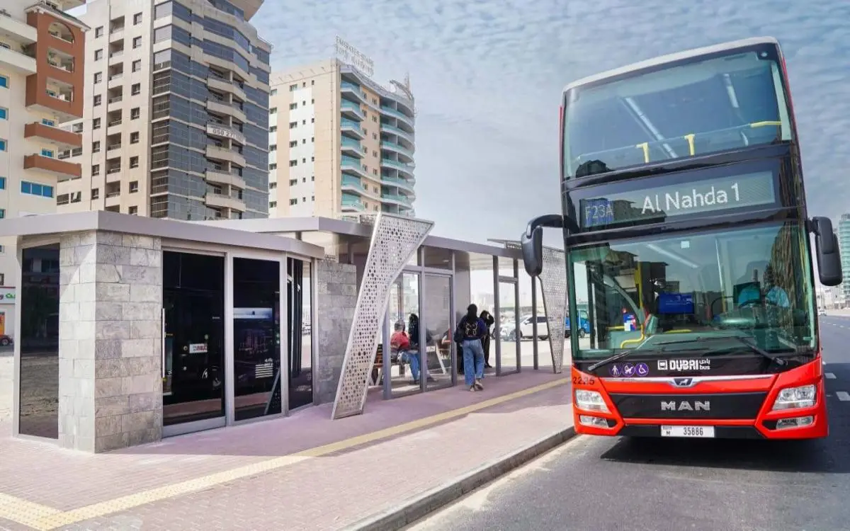 دبي توزع مظلات على 192 مليون راكب حافلة