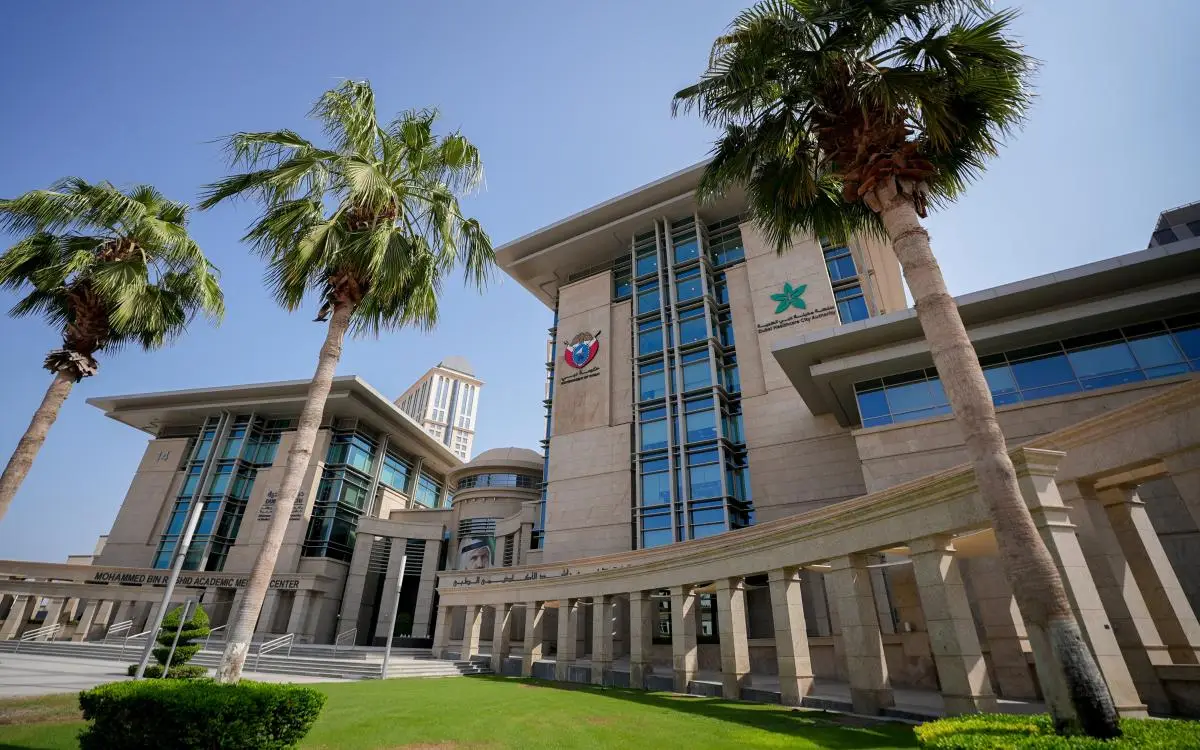 إعفاءات لهذه الفئة من غرامات التأخير في دبي الطبية