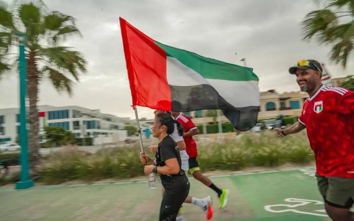 علم الإمارات "يركض" 8 كيلومترات في دبي