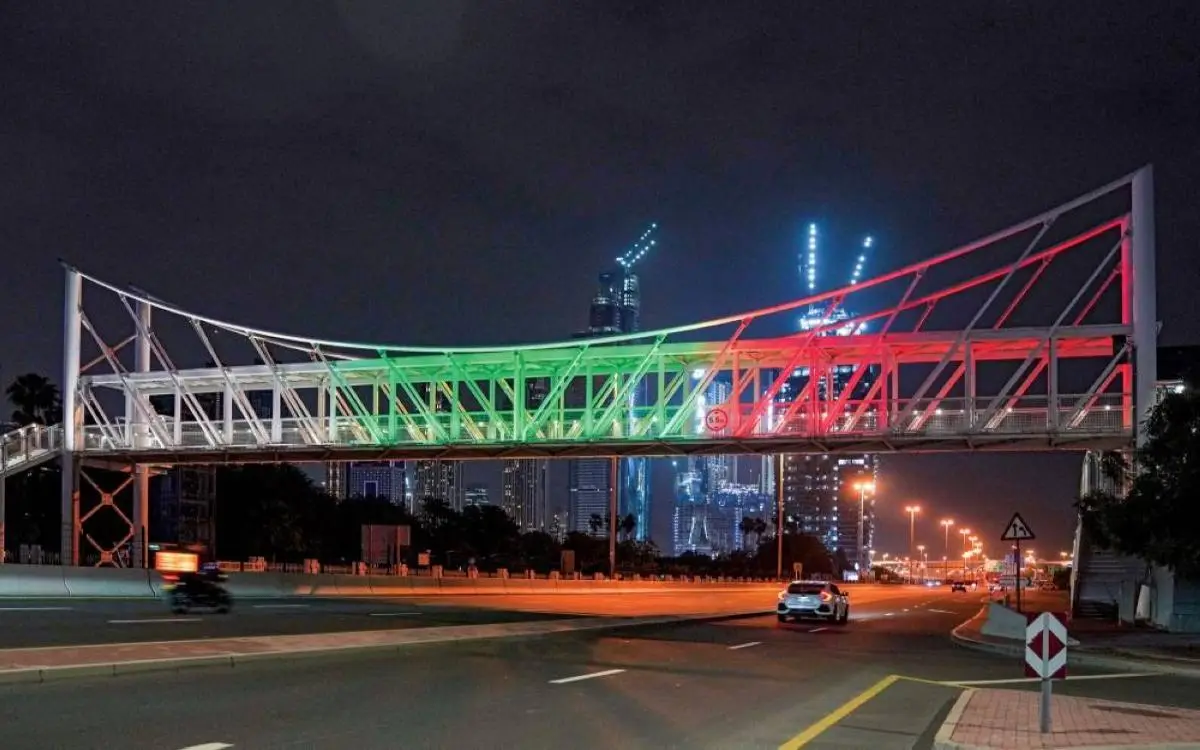 شوارع وجسور دبي بـ 4 ألوان