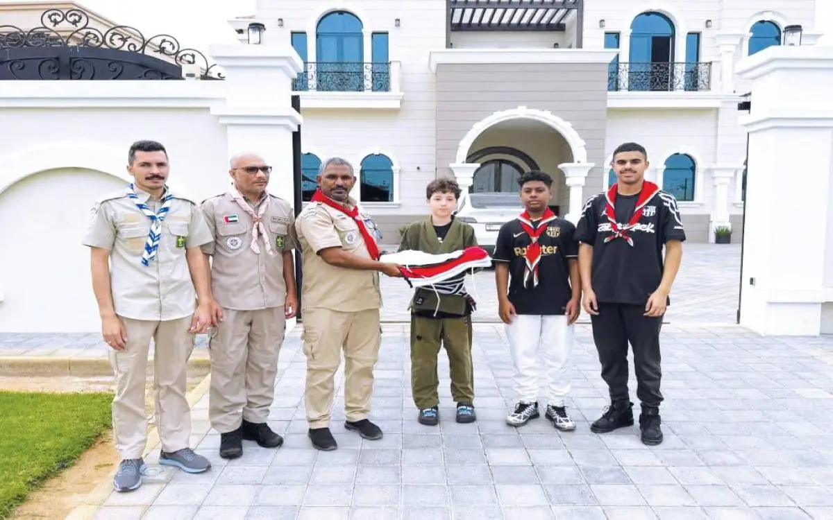 هل تسلمتَ علماً من كشافة دبي؟