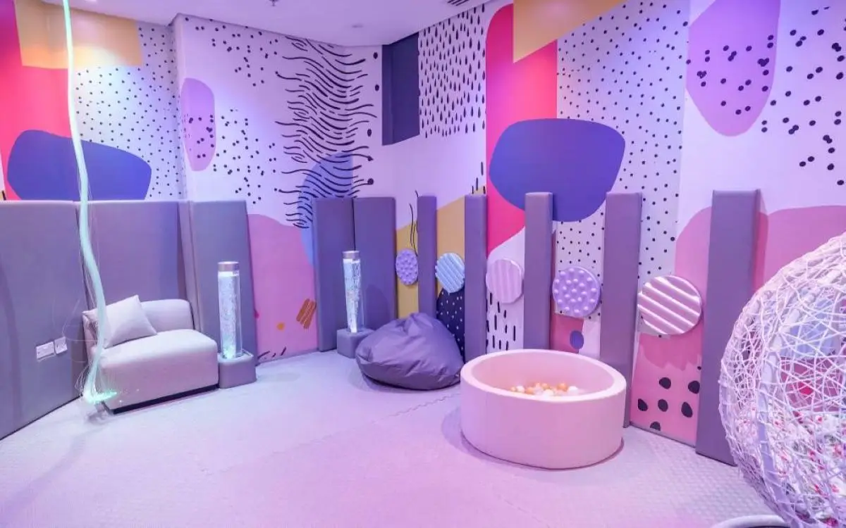 أراجيح وأضواء ذكية وموسيقا تقلل التوتر في دبي