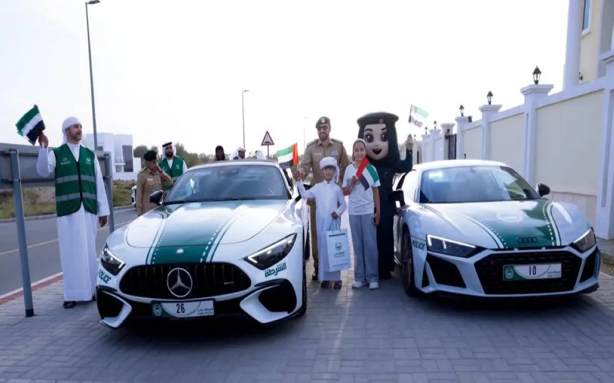 خيالة ودوريات ودمى توزع الأعلام في دبي