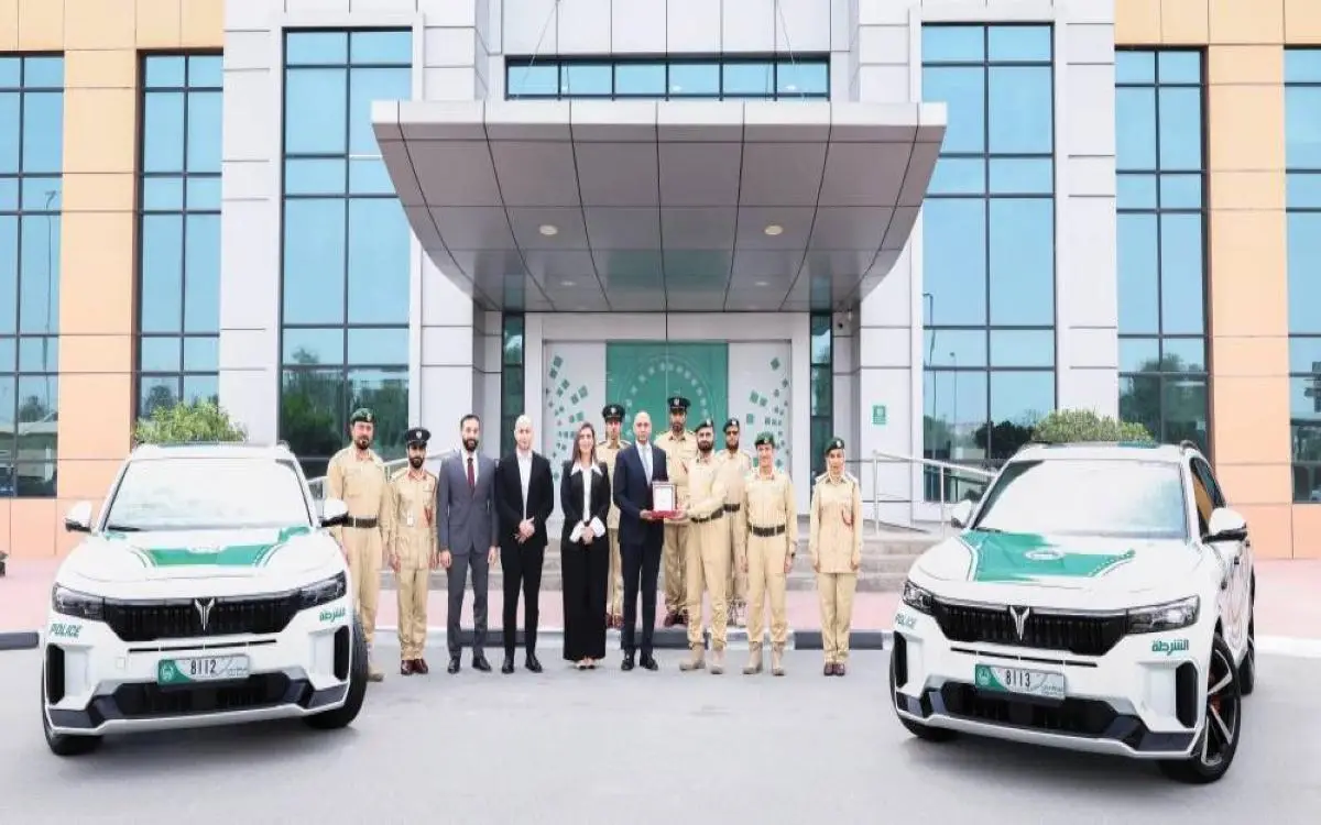 سيارتان في دبي تقودان "بلا توقف"