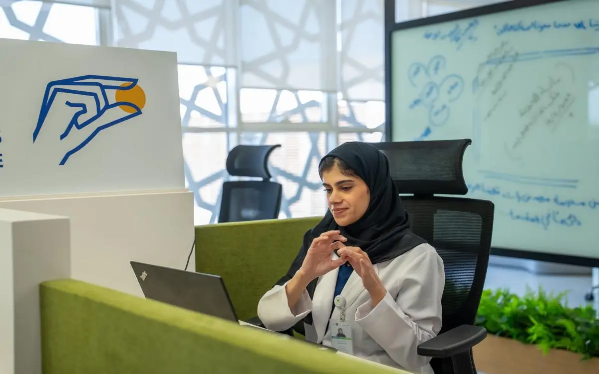 حكومة دبي تتدرب على لغة الإشارة
