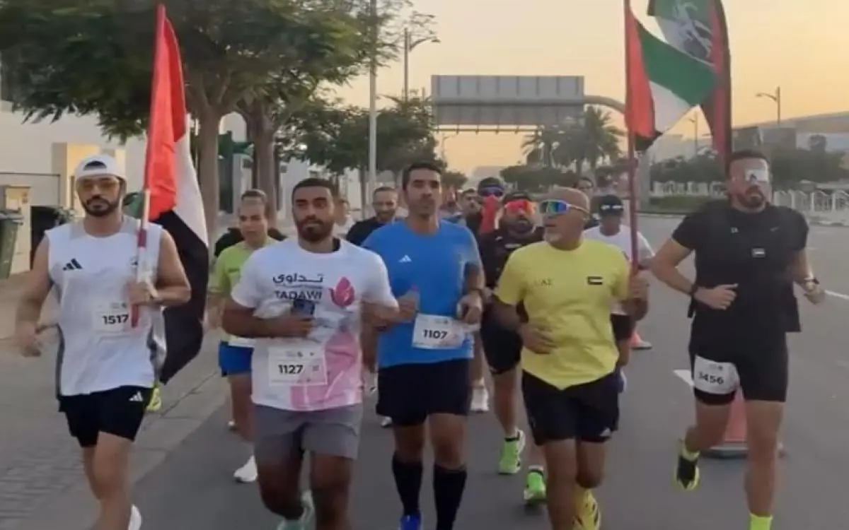 2000 يركضون في دبي يتقدمهم مسؤول