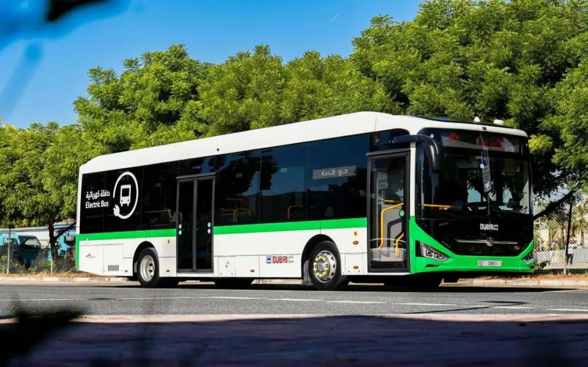 دبي "تتنفس أفضل" في 2026 بـ 735 حافلة كهربائية