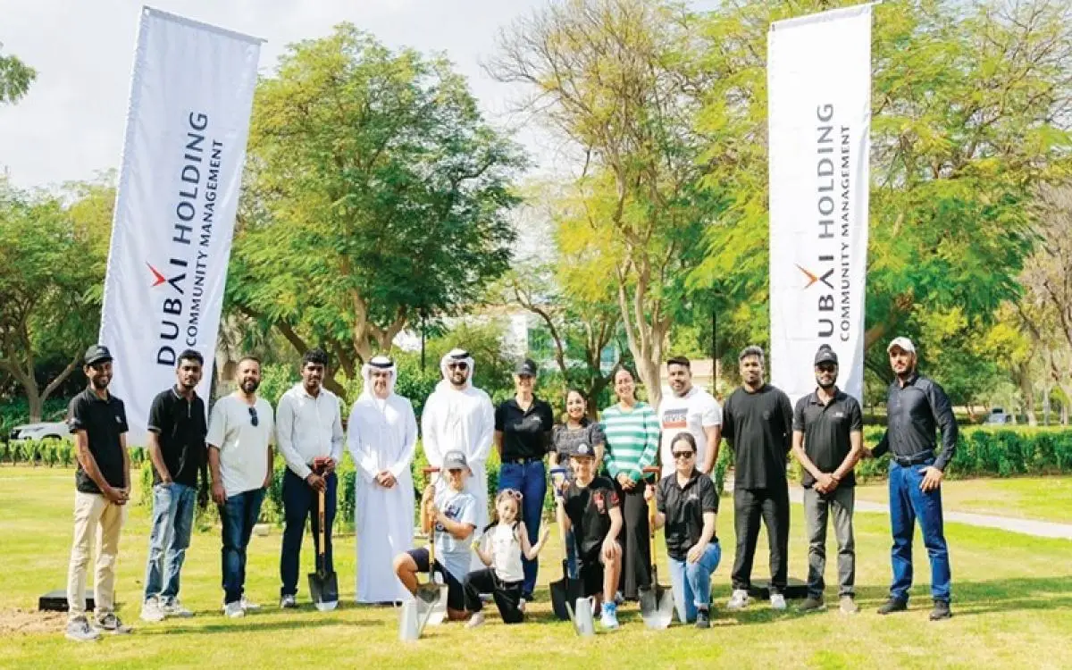موظفون وطلاب في دبي يزرعون 20 ألف شجرة