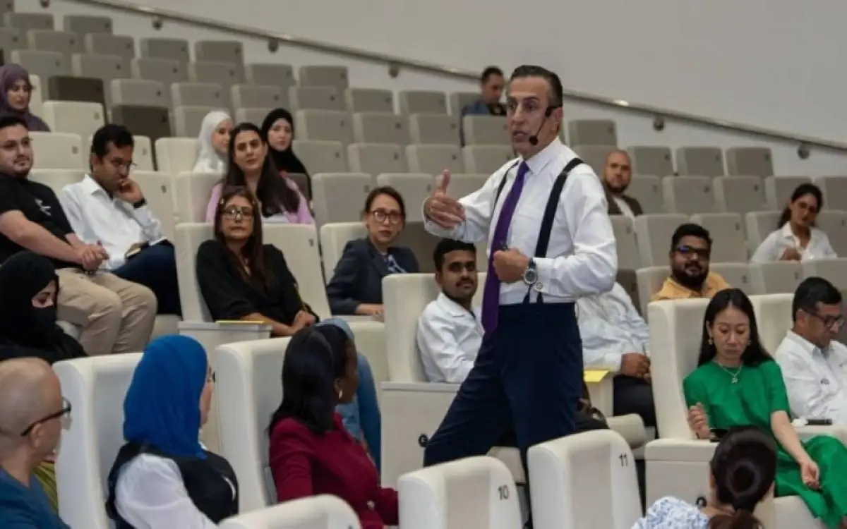 أسرار الثقة بالنفس أمام الجمهور في مكتبة في دبي