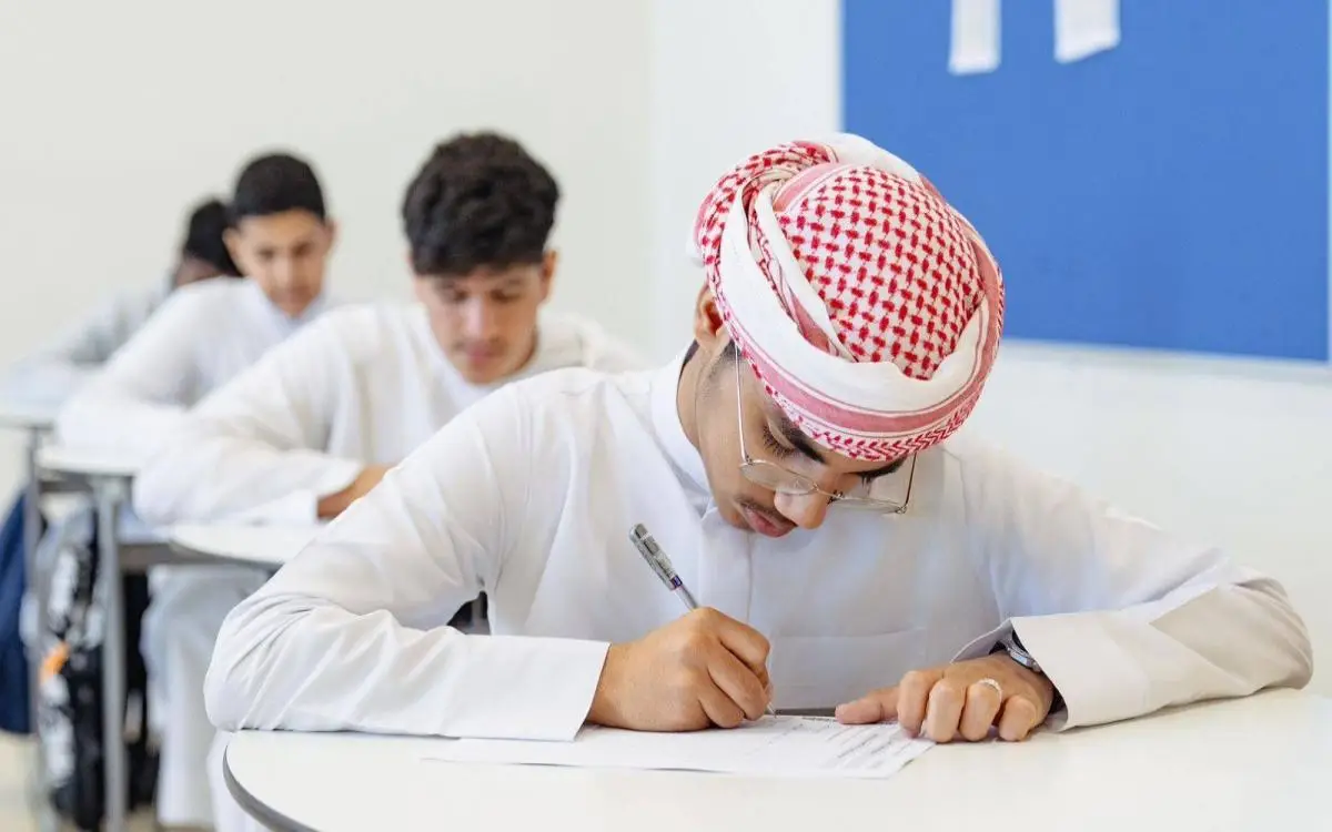 طلاب الإمارات يريحون "اللابتوب"