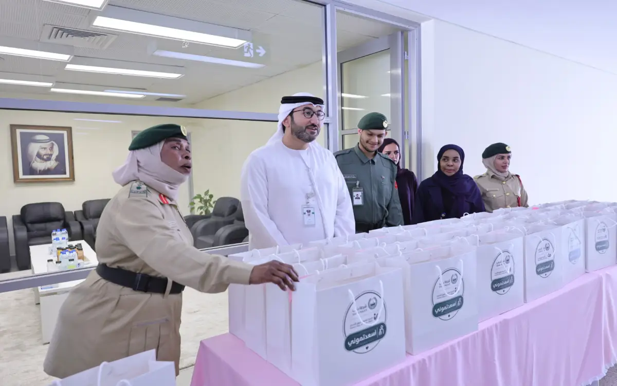 شرطة دبي توزع ثياب العيد
