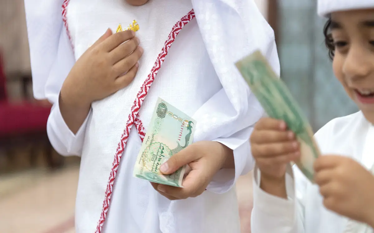 عيديات رقمية في الإمارات تزيد التحويلات 40% وفئة وحيدة تتسلمها نقداً