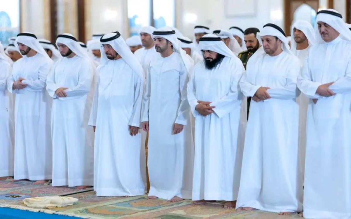 حمدان بن محمد يؤدي صلاة عيد الأضحى في دبي