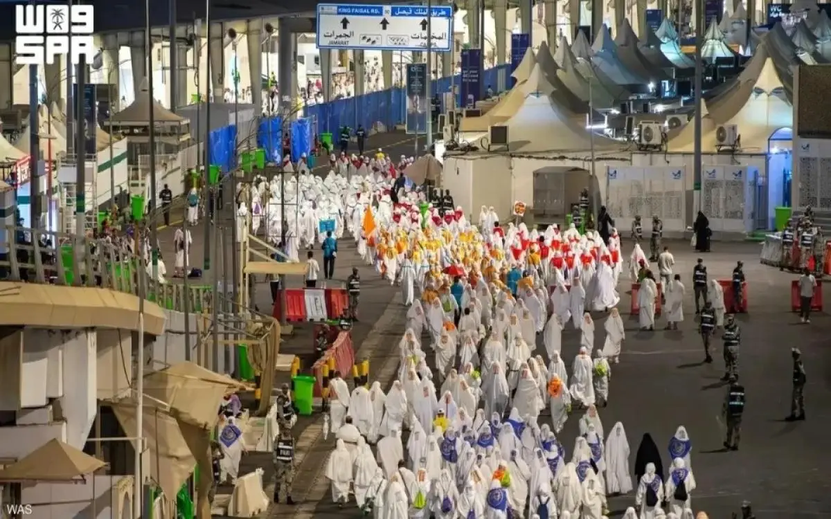 الحجاج يرمون الجمرات في مشعر منى
