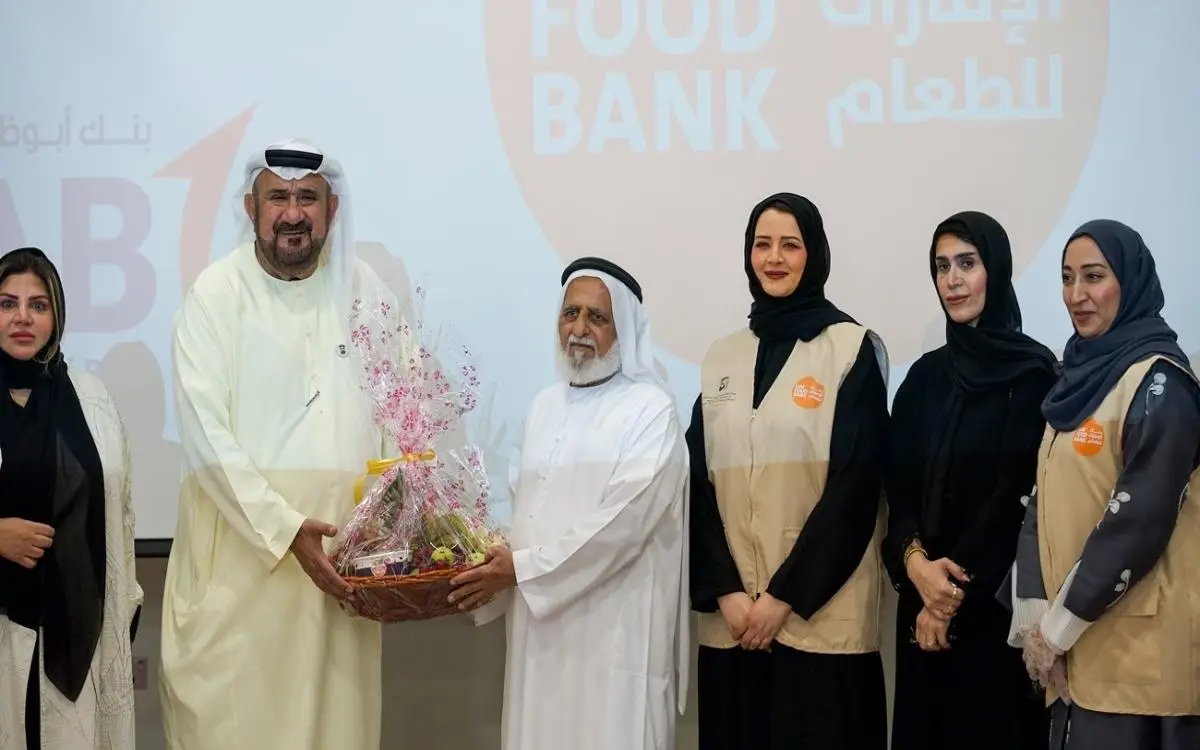 سلال فواكه على عتبات المنازل في دبي