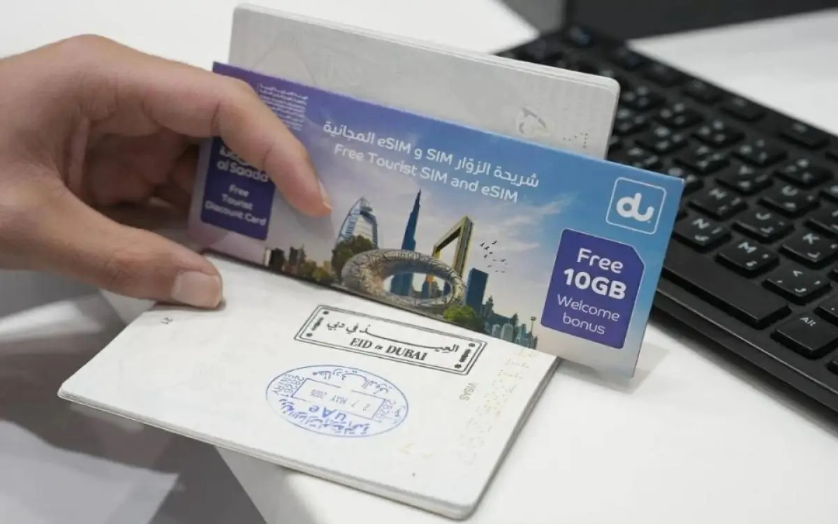 ختم عيد وابتسامة في مطار دبي