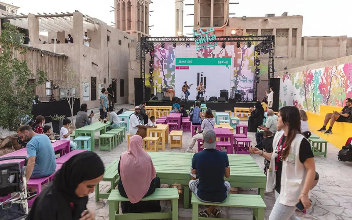 محترفو الفنون البصرية يلتقون بالناشئين على "سكة" دبي