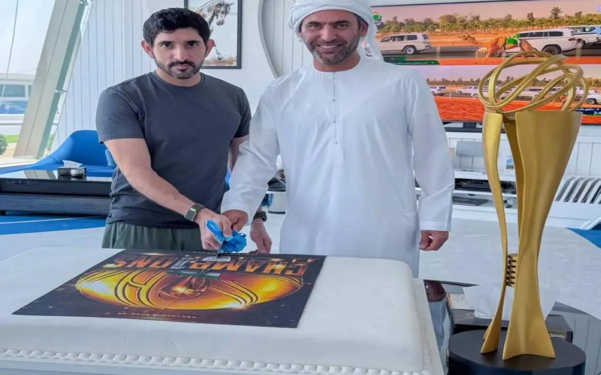 حمدان بن محمد يقطع قالب حلوى بهذه المناسبة
