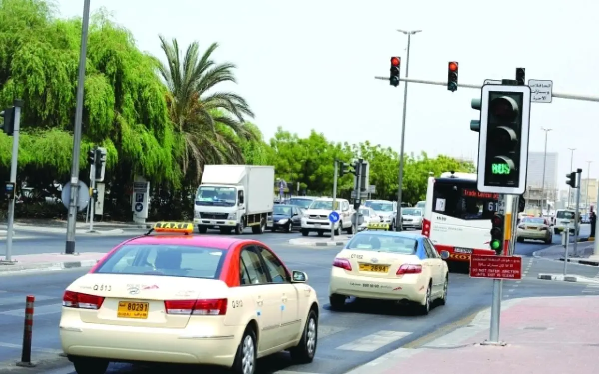 دبي تستكمل تركيب 27 إشارة ذكية تعدل توقيتها حسب سرعة المارة