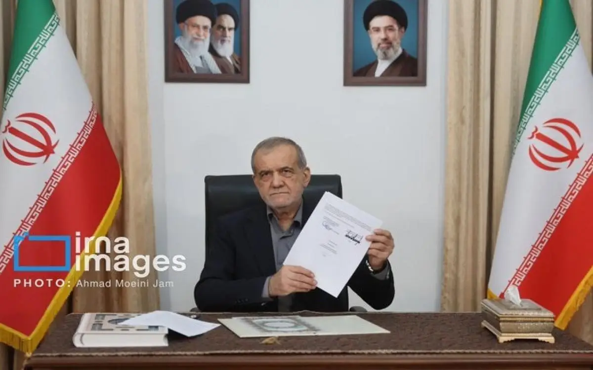 صورة بزشكيان مع توقيع ترامب "تدخل التاريخ"