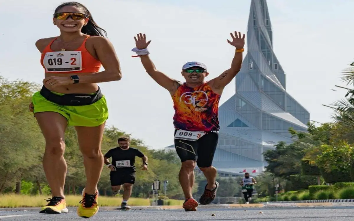 800 عدّاء يجتازون 100 كم في صحراء دبي