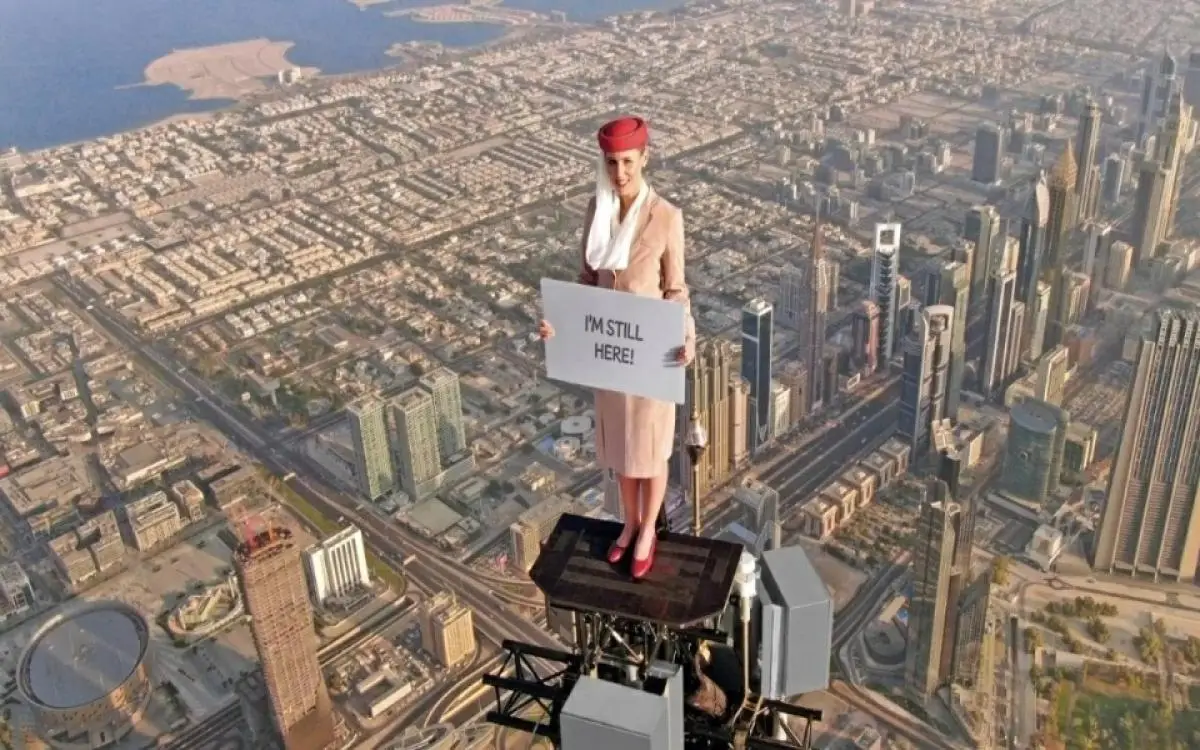 مضيفة في "الإمارات" على قمة برج في دبي: عُدنا