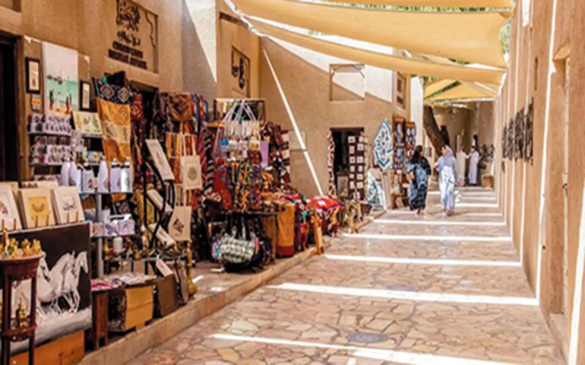 حي الفهيدي التاريخي يسافر بأبناء دبي إلى عالم البراجيل والبراقع