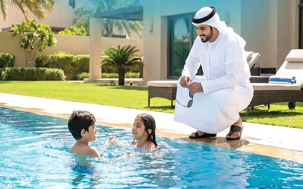 500 درهم غرامة المركبة المهملة في دبي و7 إرشادات لسباحة الأطفال