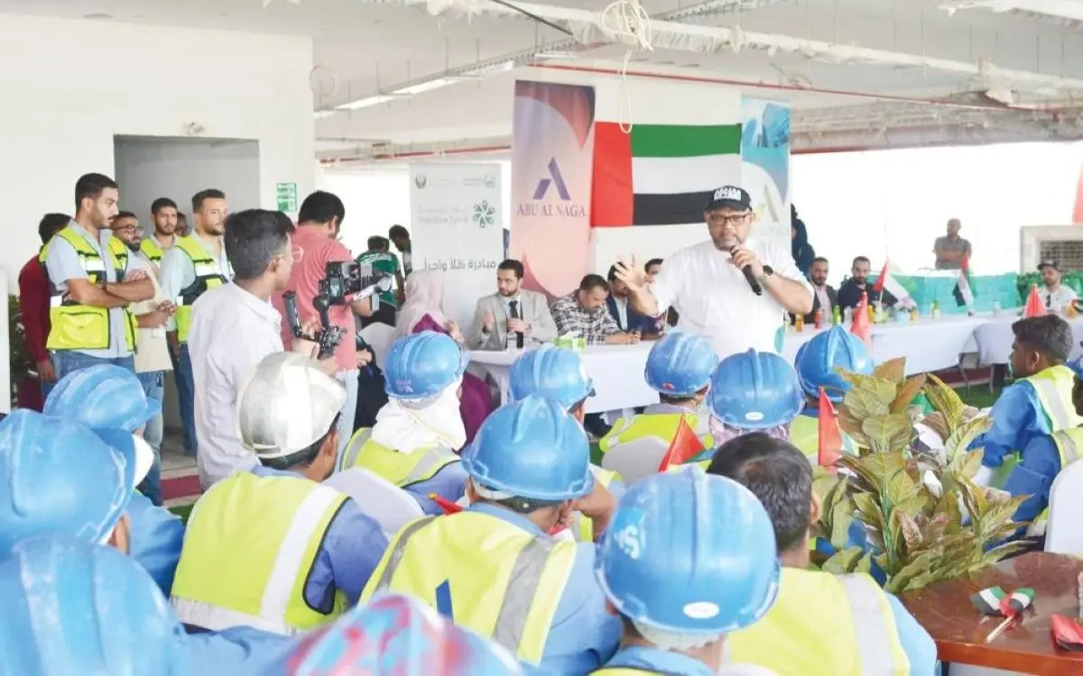 800 خوذة في دبي "تحت المظلات"