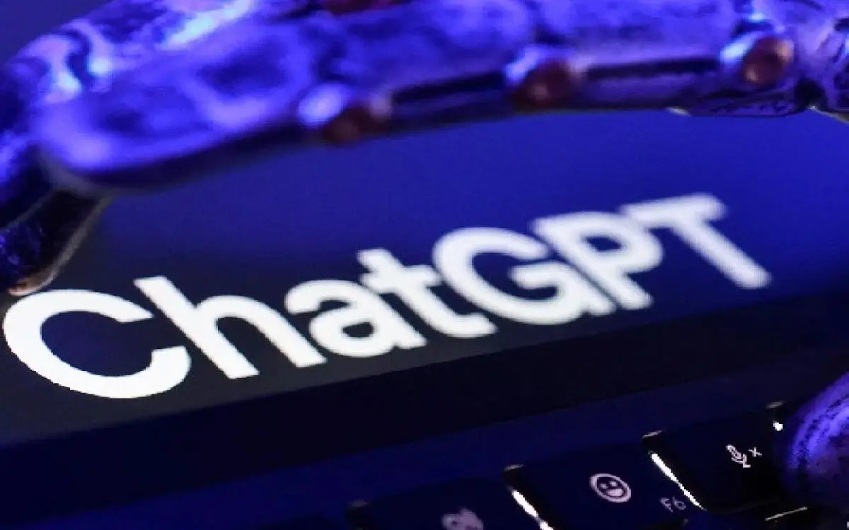 تحديث في ChatGPT يحذف بيانات المستخدمين "على كيفه"