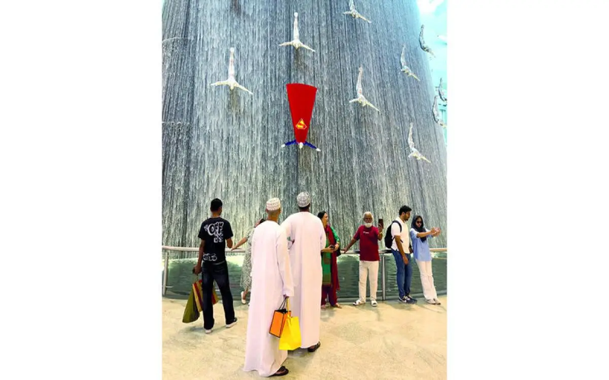 سوبرمان "الغواص" يخطف أنظار زوار دبي مول