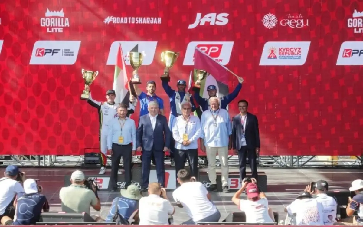 علم الإمارات يرفرف في بحيرة إيسيك كول