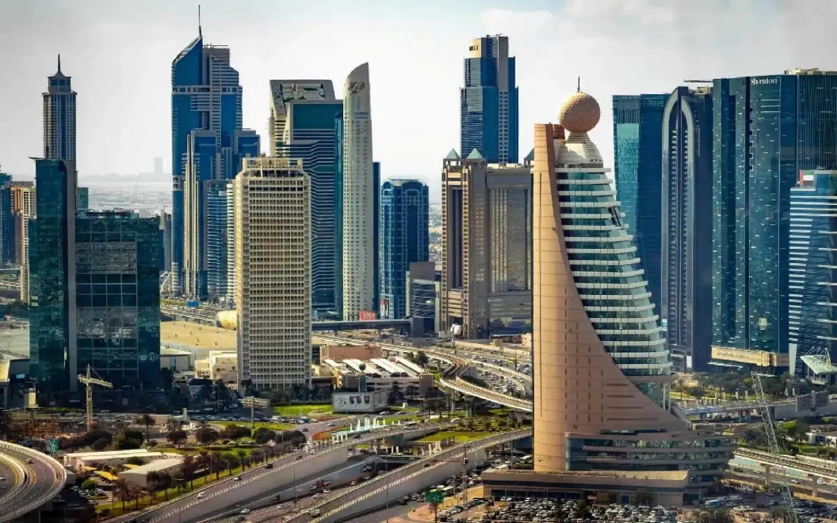 مشتريات "اللانفطي" في الإمارات تتعافى والتوظيف يعود بعد "نكسة يونيو"