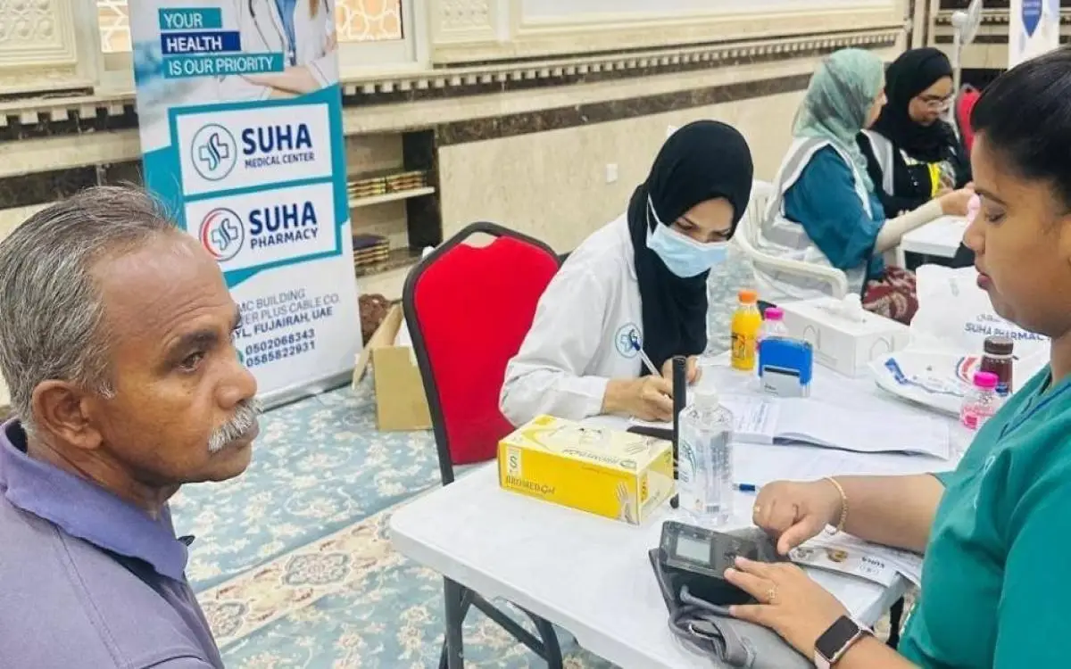 «نور دبي» تعالج عيون عمال الفجيرة