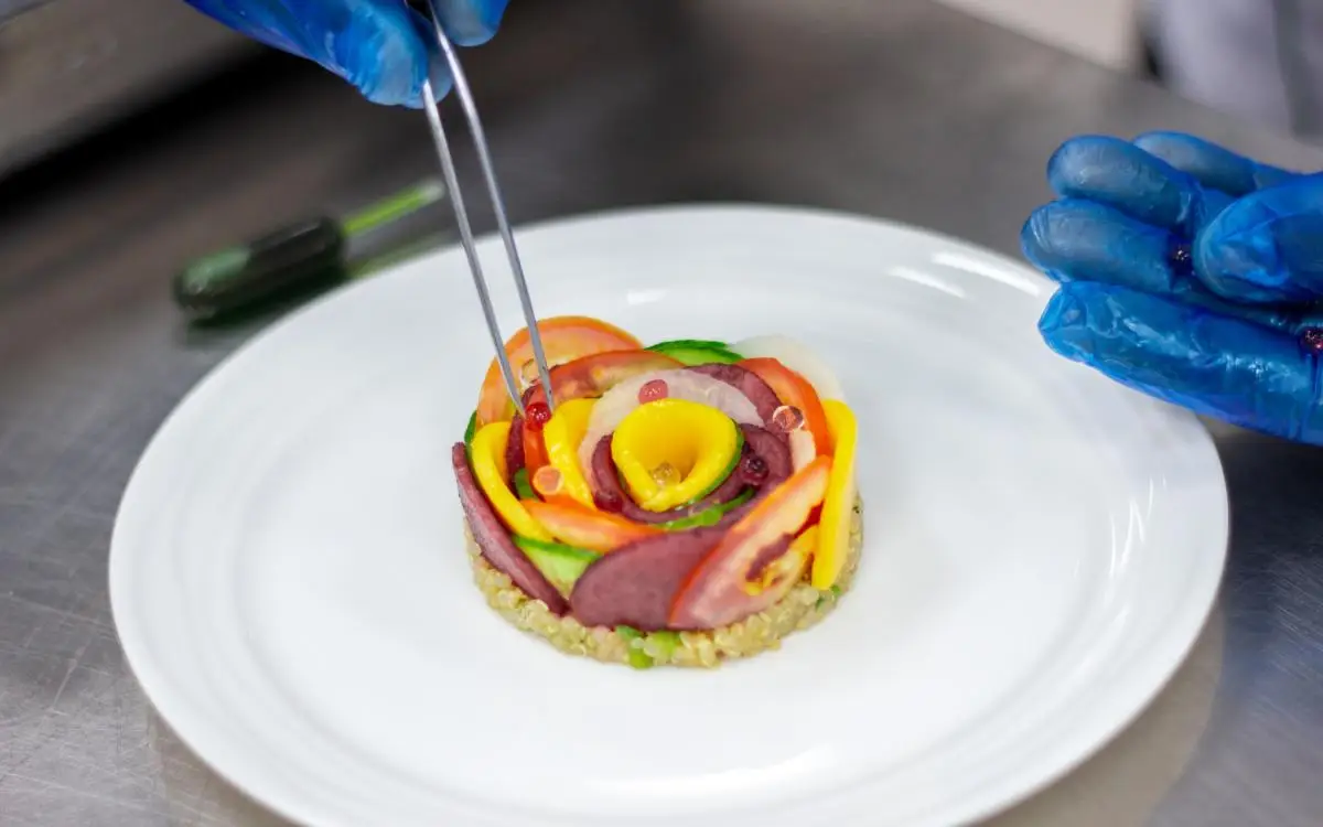 "الإمارات" تموّن الطائرات بمنتجات مزرعة عمودية في دبي