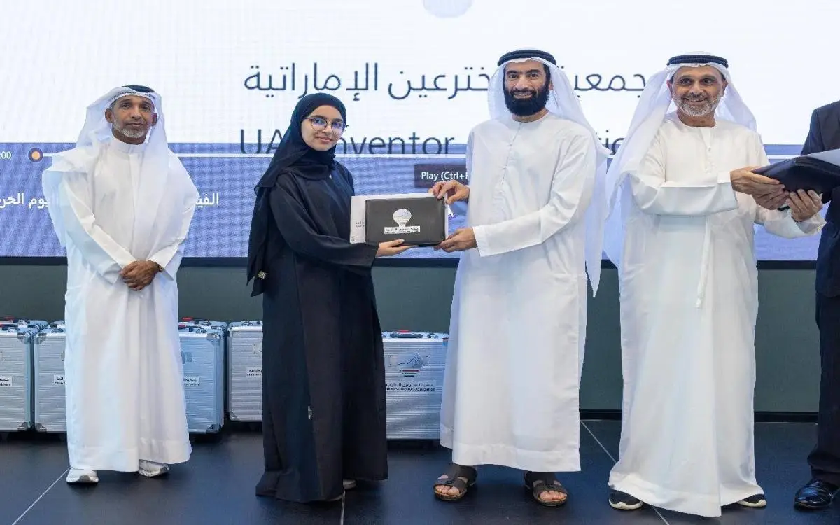 أطفال يصلحون السيارات ويخيطون في دبي