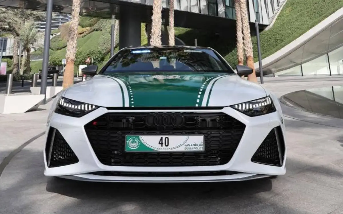 ماذا تفعل "أودي RS7 بيرفورمانس" في كراج شرطة دبي؟