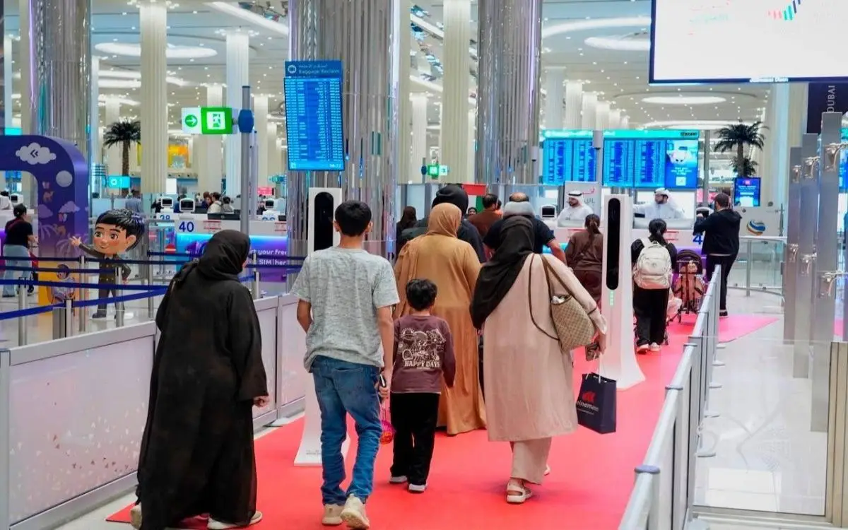 90 ألف عائد يومياً عبر مطار دبي يجدون "أكثر من ابتسامة"