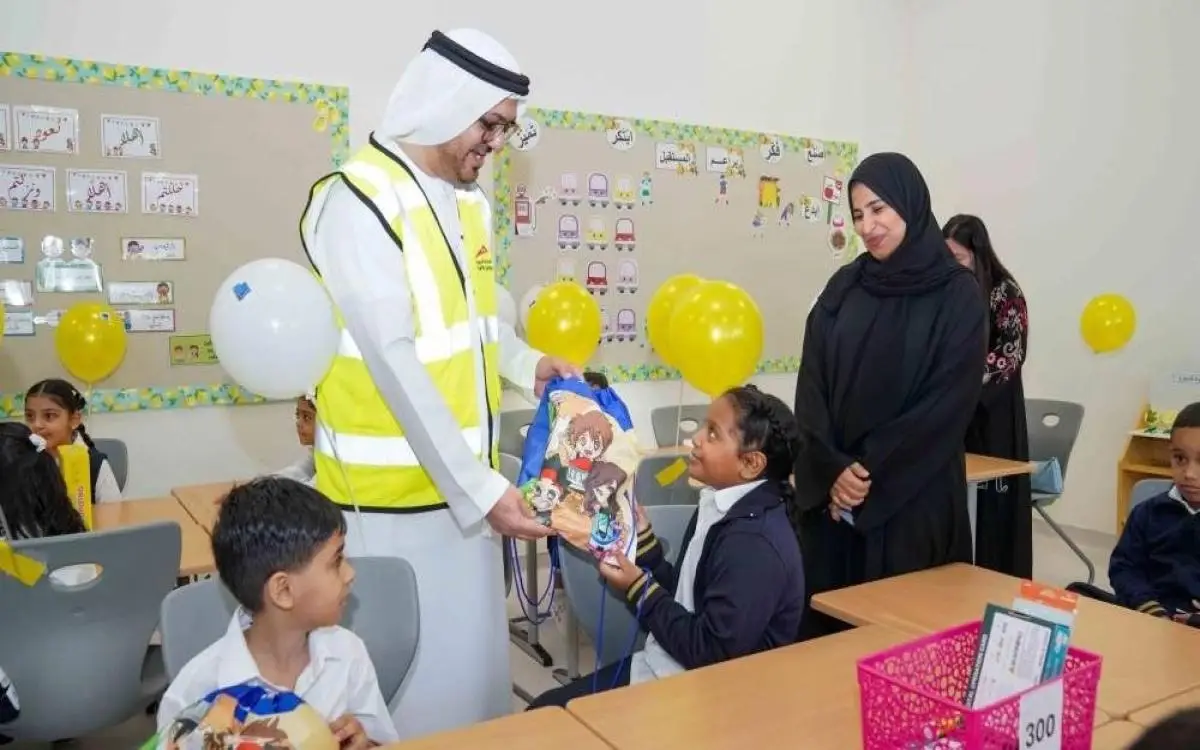 دبي تمسك بأيدي 400 ألف طالب عند عبور الشارع