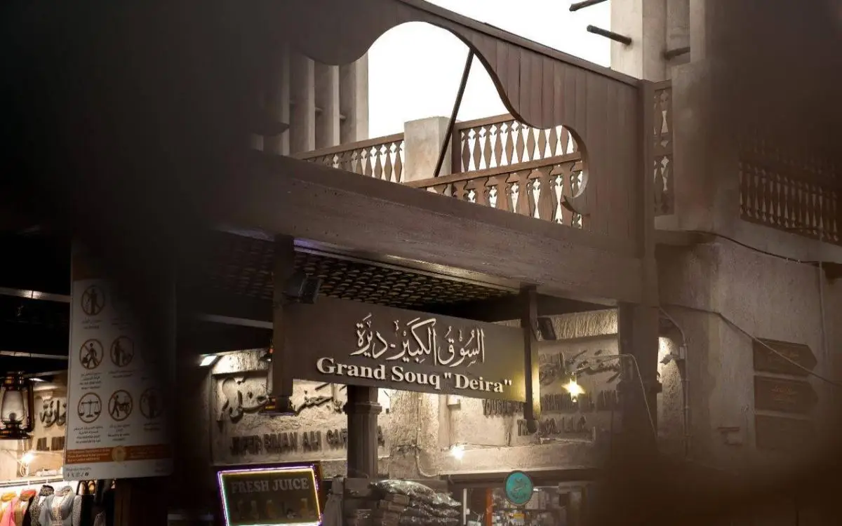 1784 متراً من القماش والصاروج والمصابيح تنير ديرة دبي
