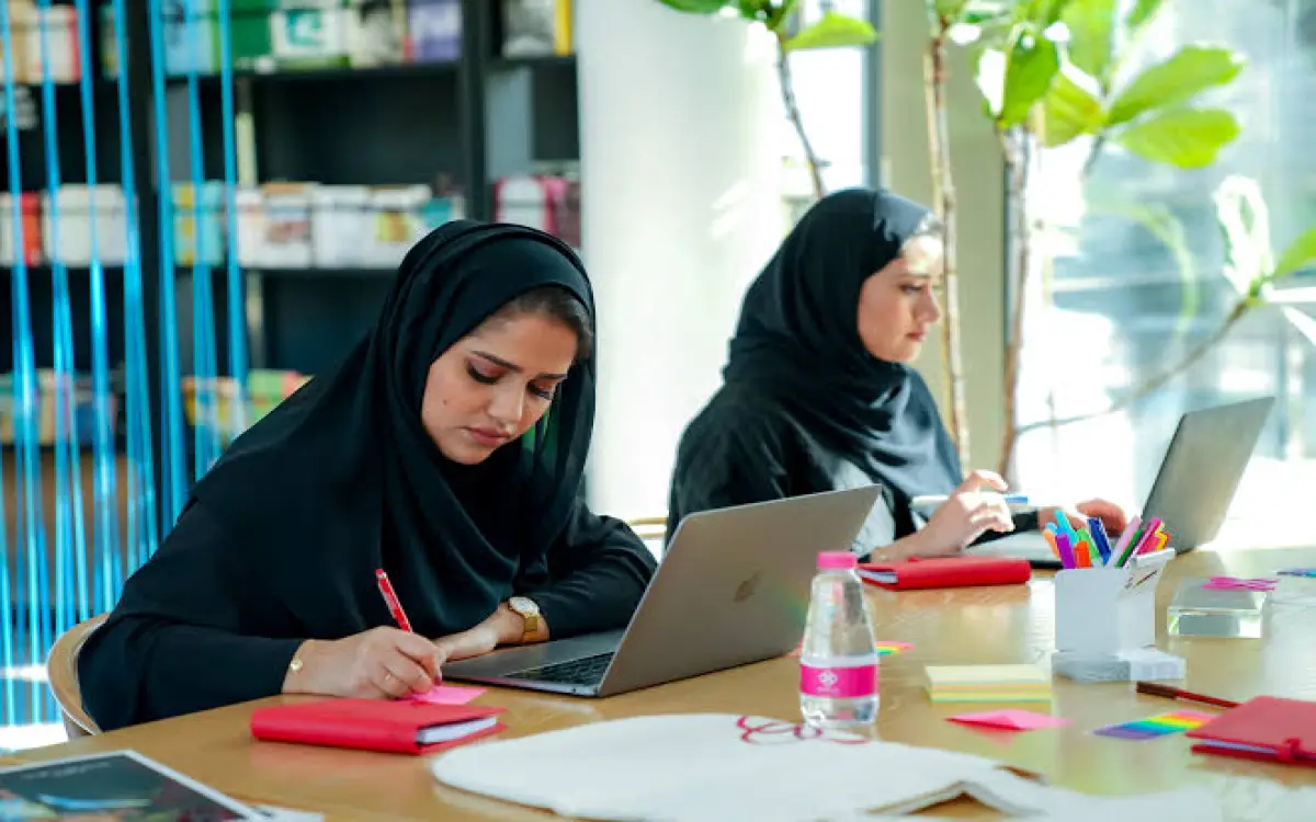"لنكدإن" تفتح كنوزها المعرفية لـ500 رائدة أعمال من دبي