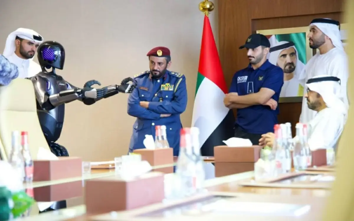 دفاع دبي المدني يستشير روبوتاً
