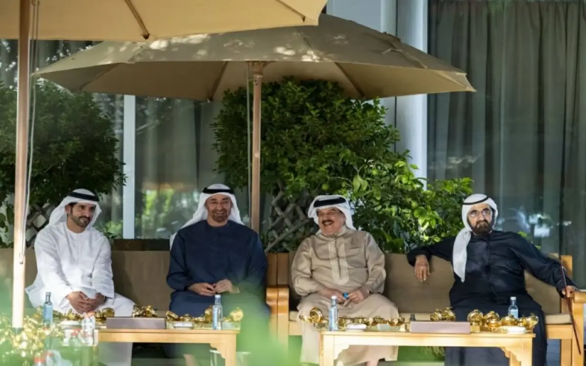 محمد بن زايد ومحمد بن راشد وحمد بن عيسى يستعرضون القضايا المشتركة