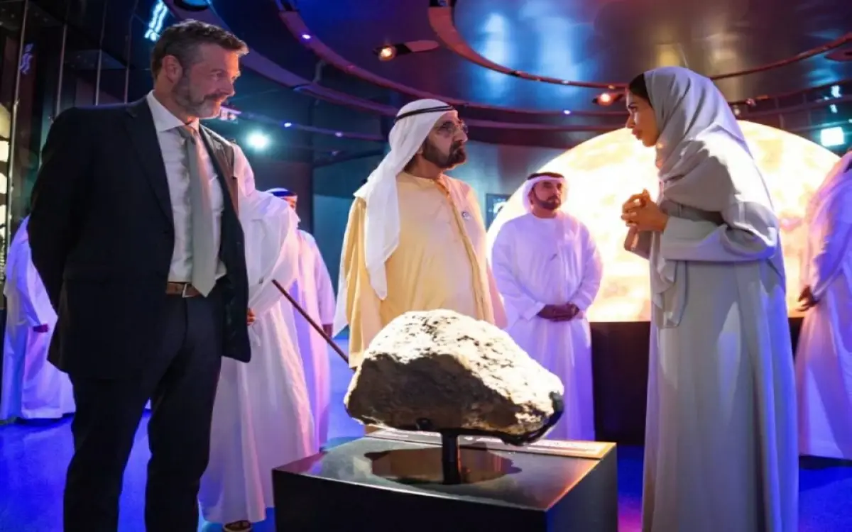محمد بن راشد في "أكبر متحف تاريخ طبيعي"