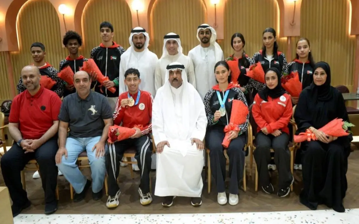 مطار دبي يستقبل بطلي كاراتيه بالورود