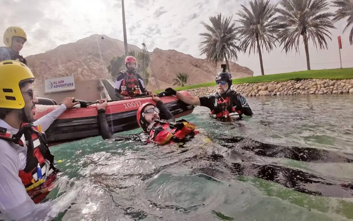 المياه تجرف متطوعين في دبي!
