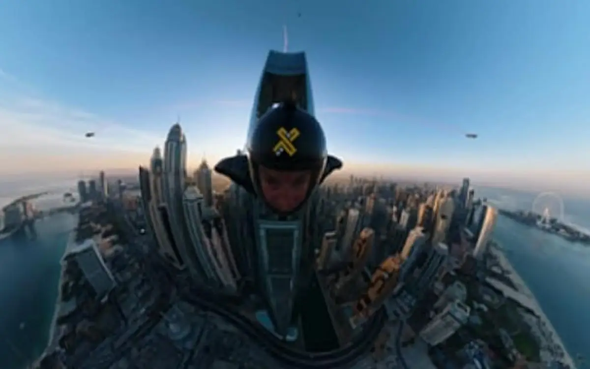 طيارون "بأجنحة" يحلقون عبر "ثقب إبرة" في دبي